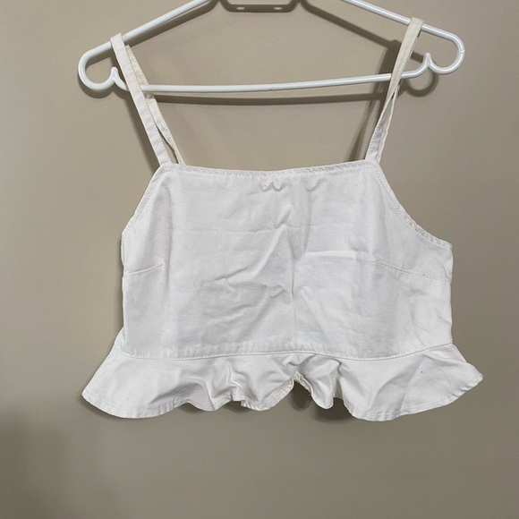 SOLD 3/$20 🧁 Cropped Ruffle Bottom Top - Picture 1 of 3